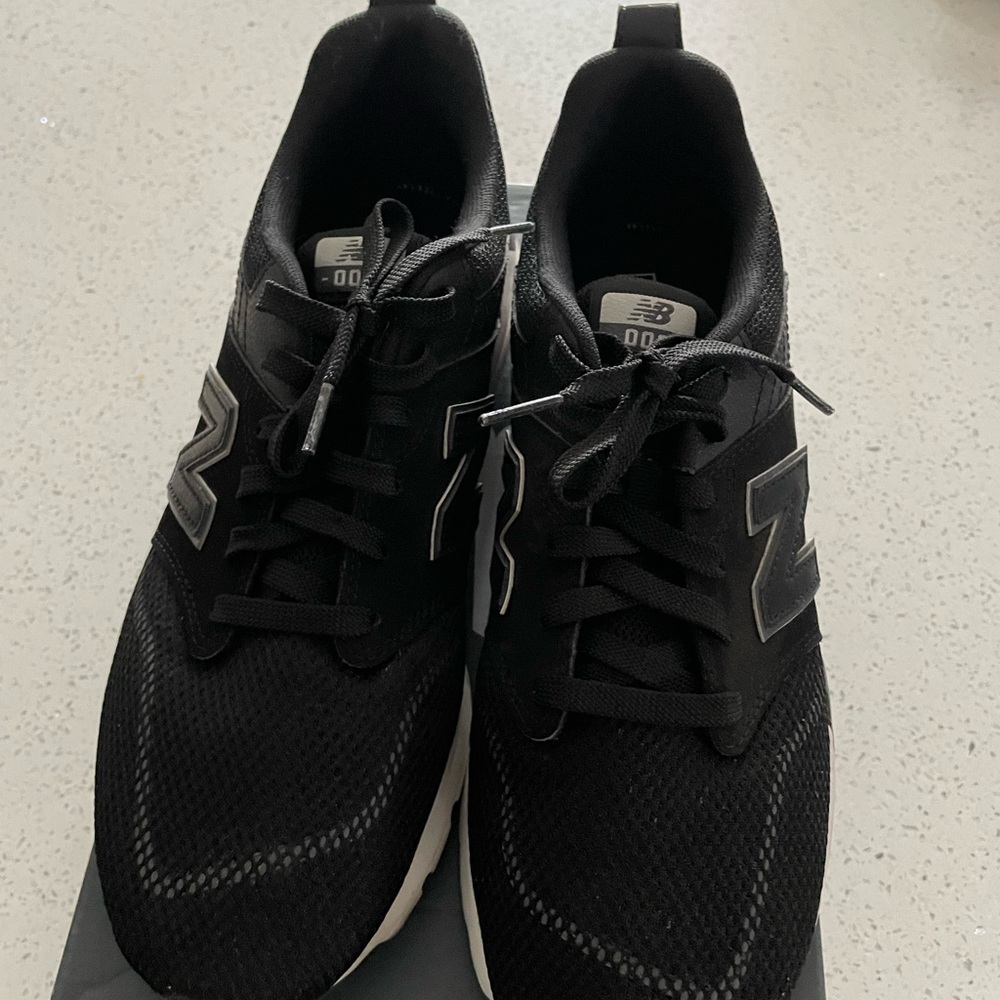New Balance Men's Black Sneakers with White Details
